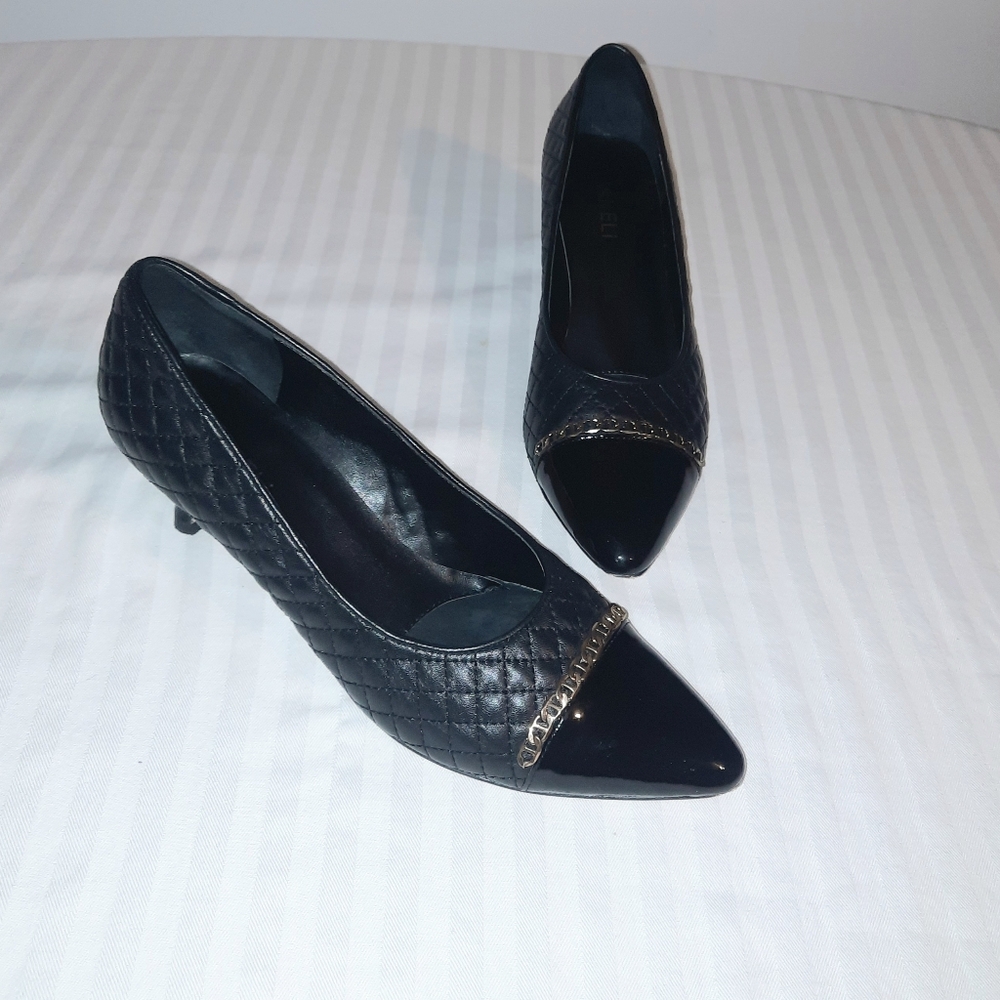 Black kitten heel shoes with gold chain detail Size 8.5 Narrow